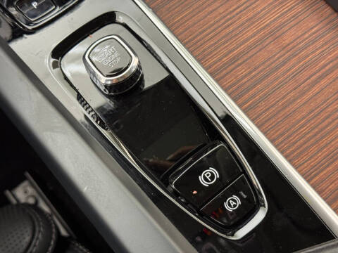 2024 Volvo XC60 Recharge T8 Ultimate Dark Theme