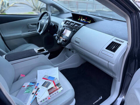 2014 Toyota Prius v Five