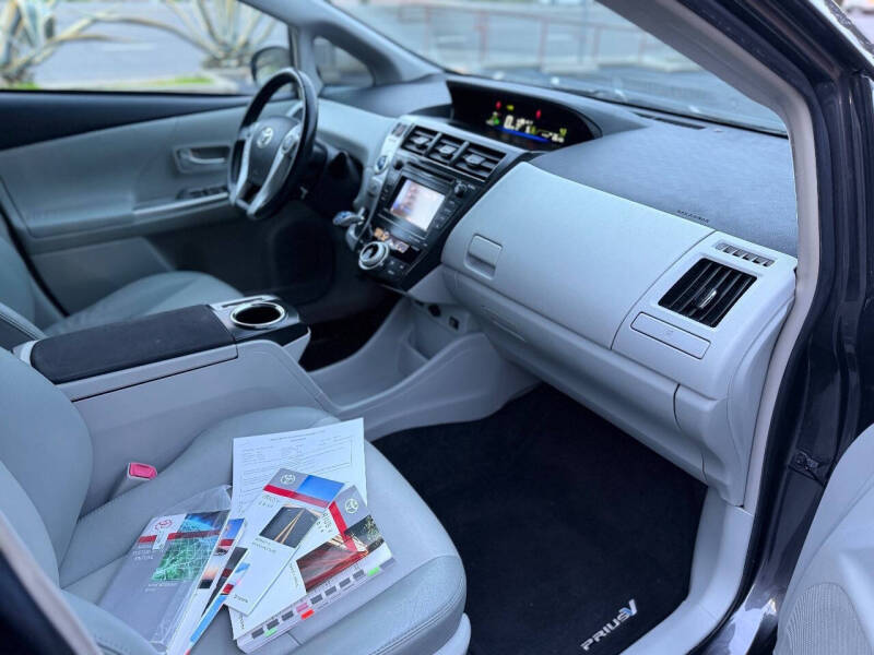 2014 Toyota Prius v Five