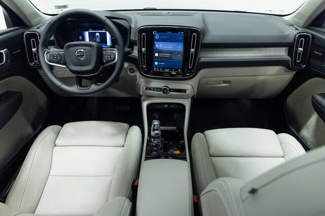 2024 Volvo XC40 B5 Ultimate Dark Theme