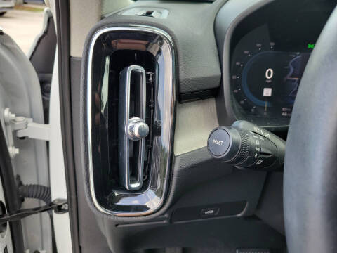 2024 Volvo XC40 B5 Plus Bright Theme