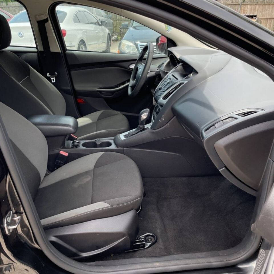 2013 FORD Focus Sedan - $6,900