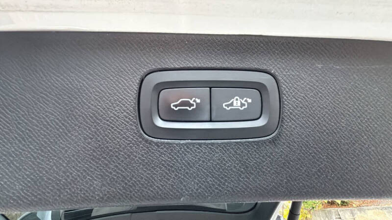 2020 Volvo XC90 T6 Momentum 6-Passenger