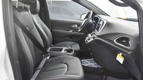 2025 Chrysler Voyager LX