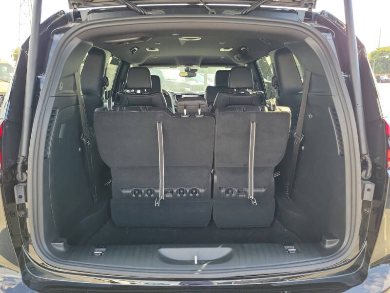 2027 Chrysler Pacifica Select