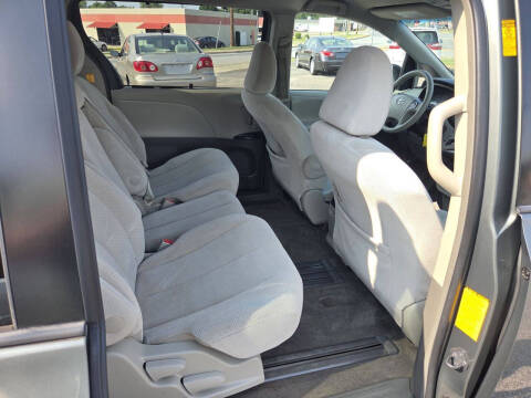 2013 Toyota Sienna LE 8-Passenger