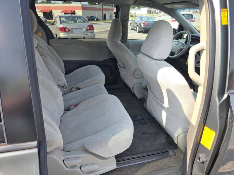 2013 Toyota Sienna LE 8-Passenger