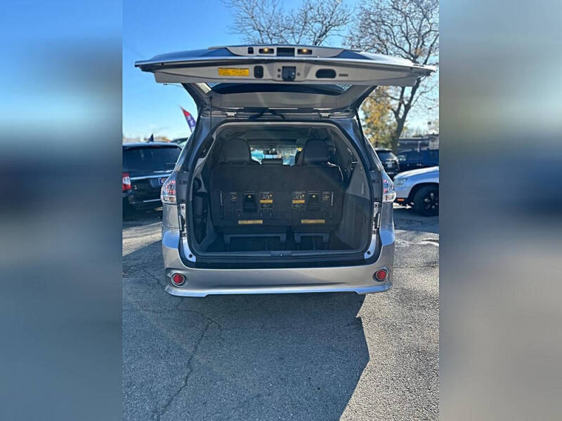2013 Toyota Sienna SE 8-Passenger