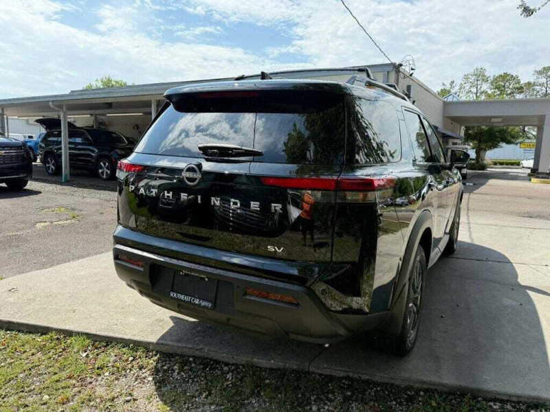 2024 Nissan Pathfinder SV