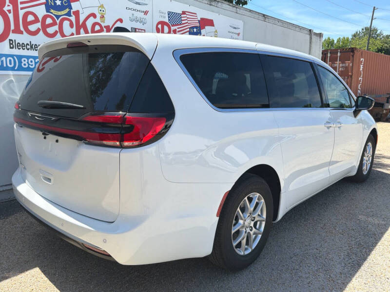 2027 Chrysler Pacifica Select