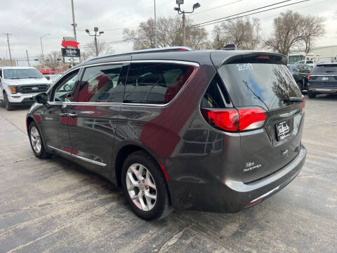 2017 Chrysler Pacifica Touring-L Plus