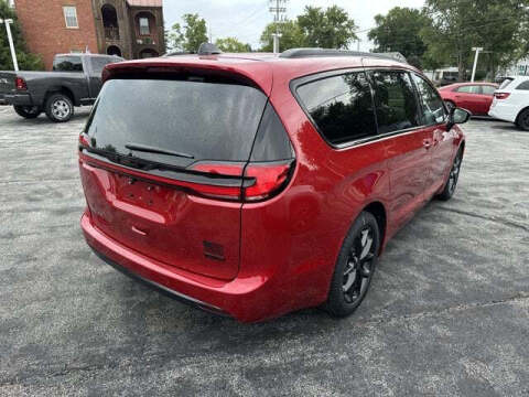 2027 Chrysler Pacifica Select