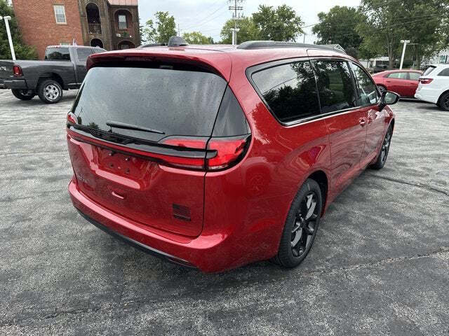 2027 Chrysler Pacifica Select