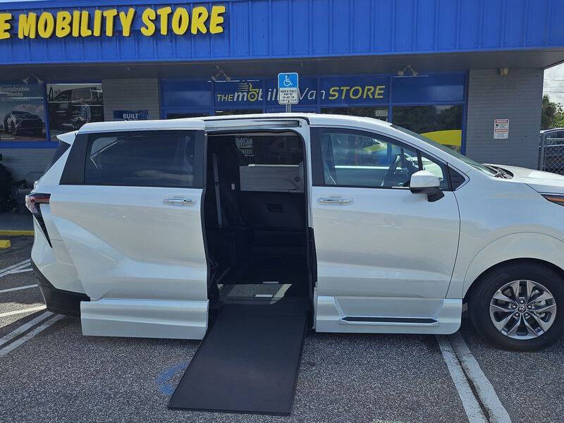 2025 Toyota Sienna XLE 8-Passenger