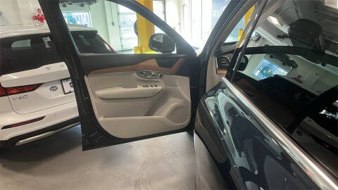 2022 Volvo XC90 T6 Momentum 7-Passenger