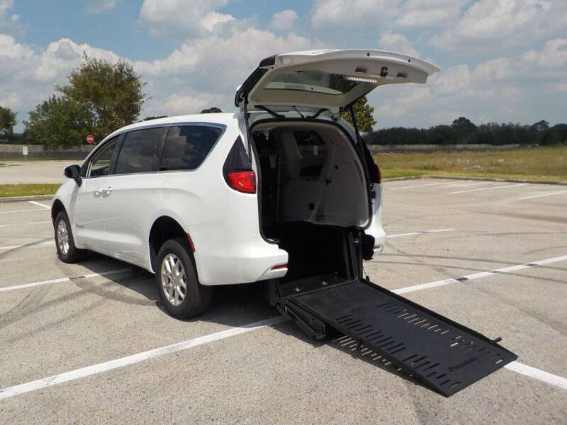 2023 Chrysler Voyager LX