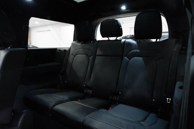 2023 Land Rover Defender 130 SE