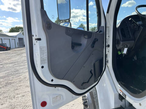 2017 Freightliner M2106 Truck