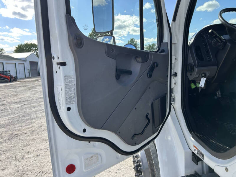 2017 Freightliner M2106 Truck