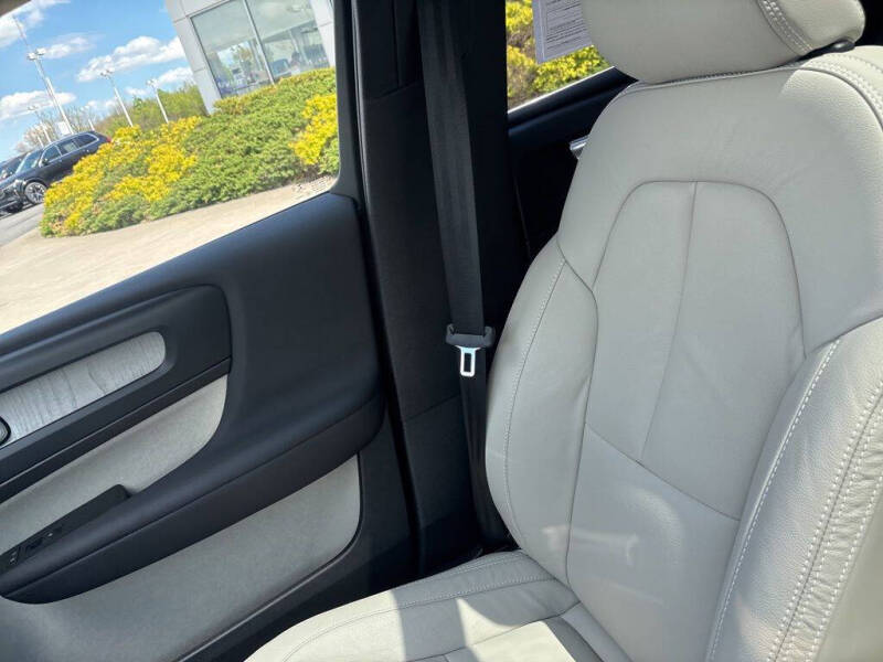 2023 Volvo XC40 B5 Plus Bright Theme