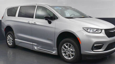 2024 Chrysler Pacifica Touring