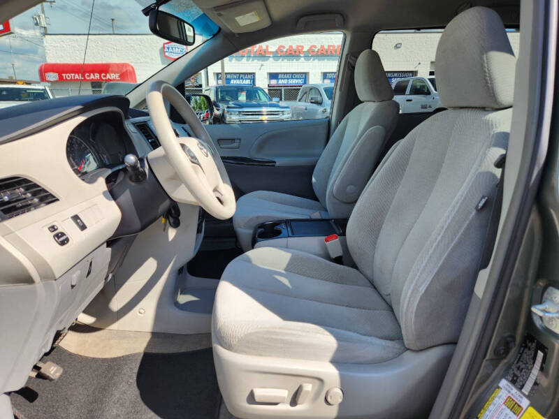 2013 Toyota Sienna LE 7-Passenger