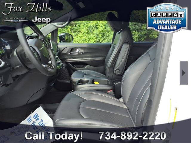 2026 Chrysler Pacifica Select