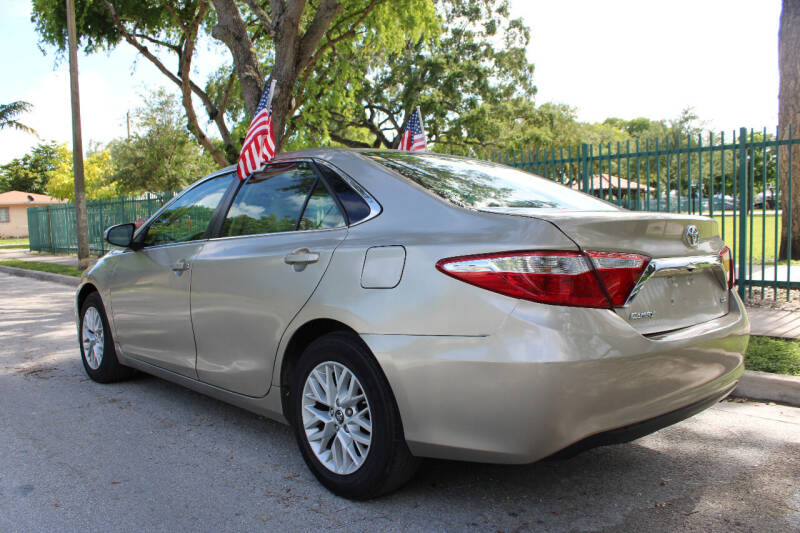 2016 Toyota Camry LE photo 6