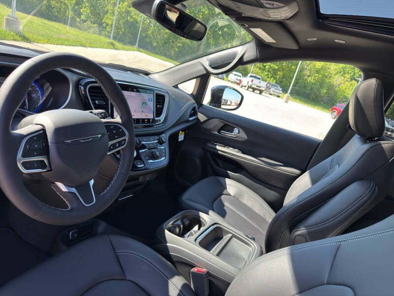 2027 Chrysler Pacifica Select