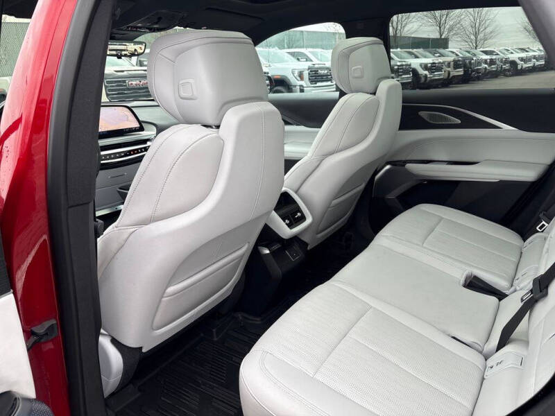 2025 Cadillac LYRIQ Luxury 2