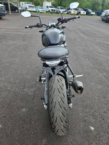 2024 Triumph Trident (Black)