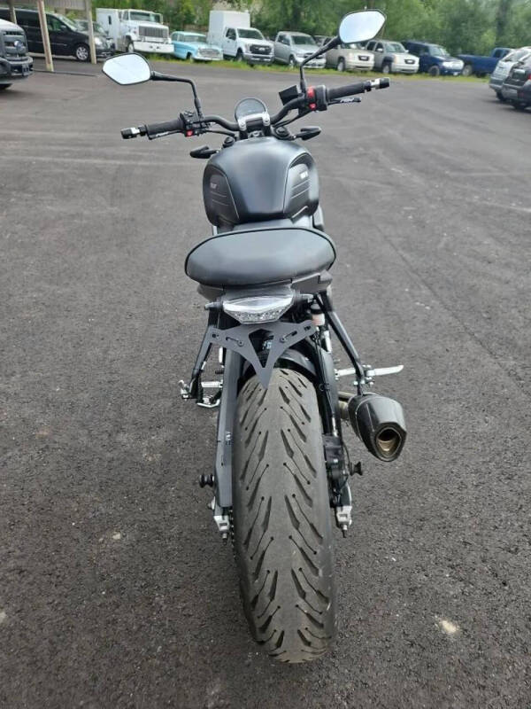 2024 Triumph Trident (Black)