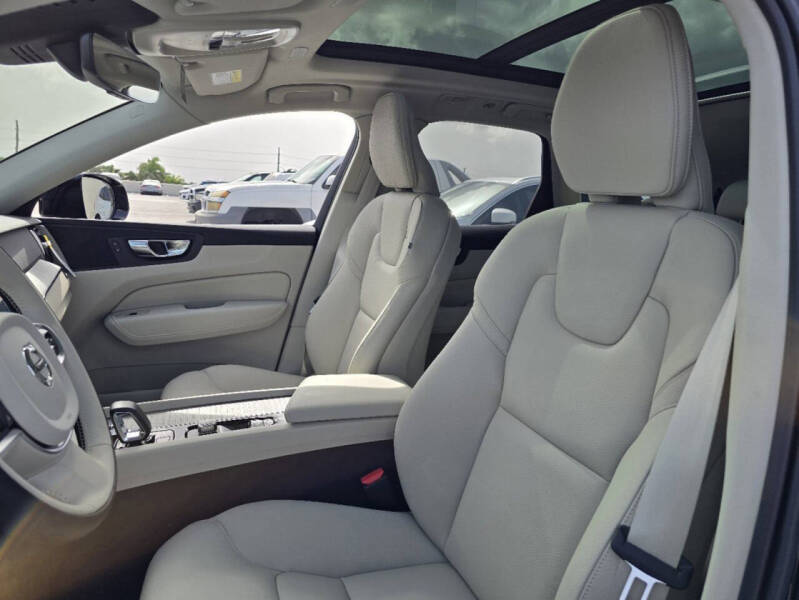 2025 Volvo XC60 B5 Plus Dark Theme