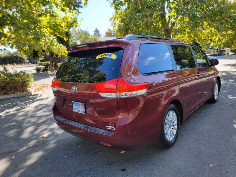 2013 Toyota Sienna XLE photo 5