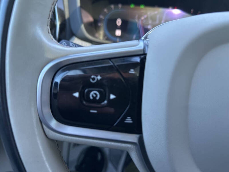 2023 Volvo XC60 B5 Plus Dark Theme