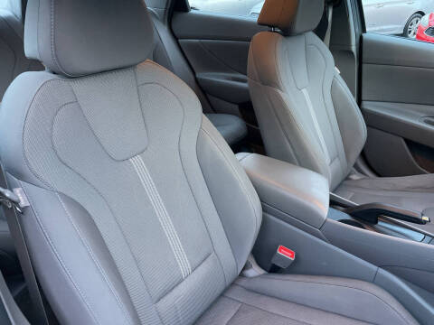 2023 Hyundai Elantra SE