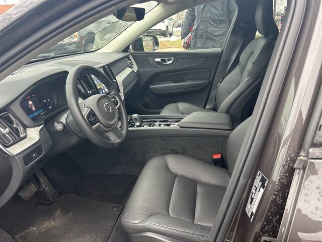 2025 Volvo XC60 B5 Plus Dark Theme