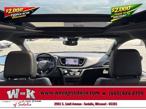 2027 Chrysler Pacifica Select