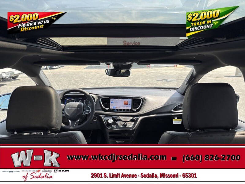 2027 Chrysler Pacifica Select