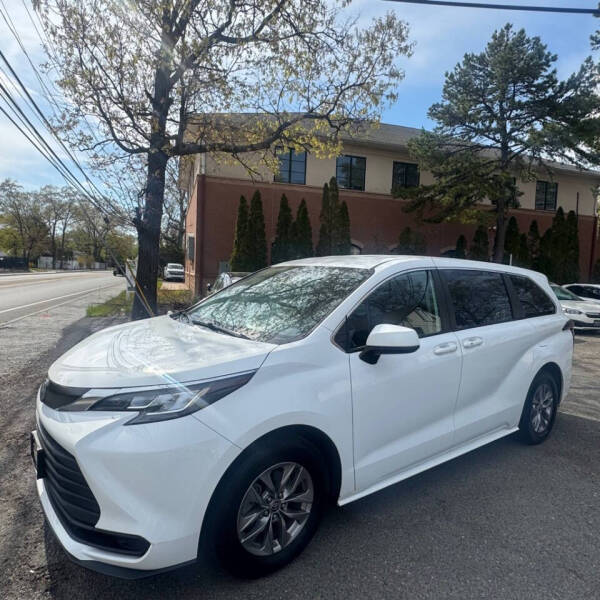2022 Toyota Sienna LE 8-Passenger