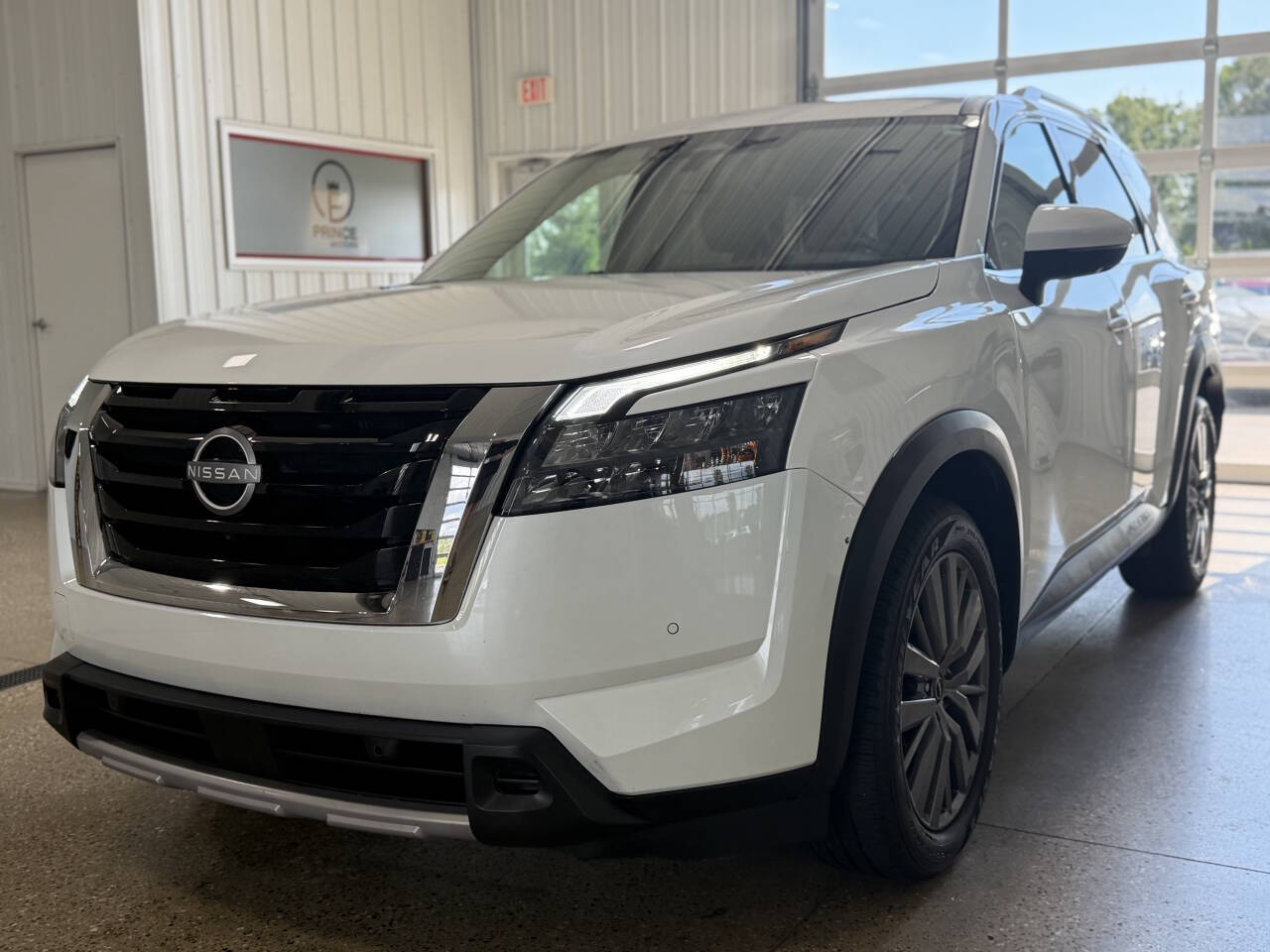 White 2025 Nissan Pathfinder SL AWD SL 4dr SUV 38
