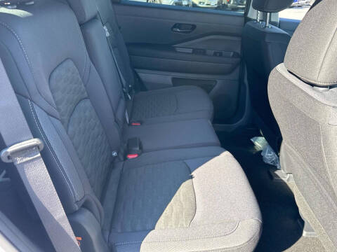 2025 Nissan Pathfinder SV