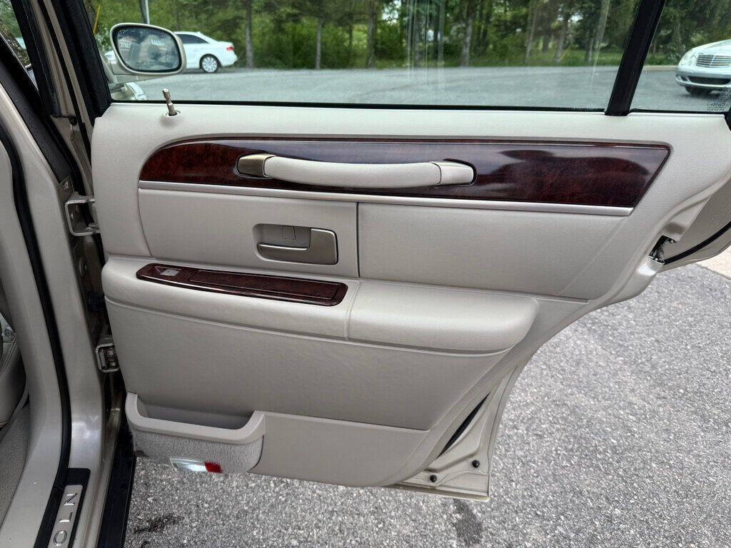 2010 Lincoln Town Car 40