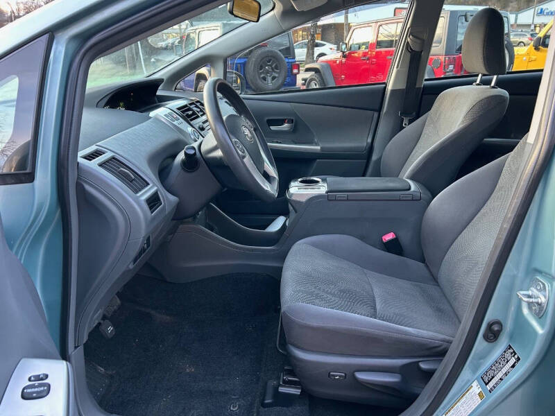 2014 Toyota Prius v Five