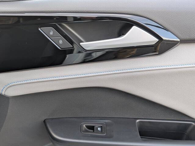 2024 Volkswagen Taos SE Black