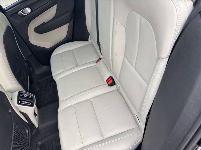 2025 Volvo XC40 B5 Plus Dark Theme