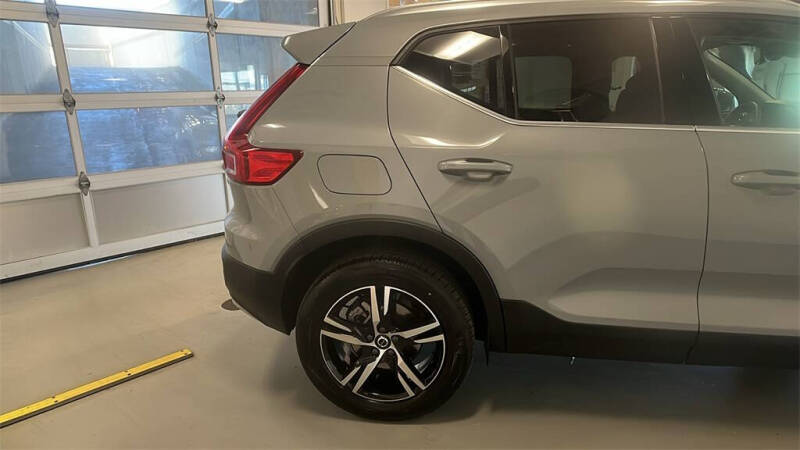 2025 Volvo XC40 B5 Core Bright Theme