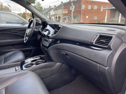 2022 Honda Pilot Touring w/Rear Captain's Chairs