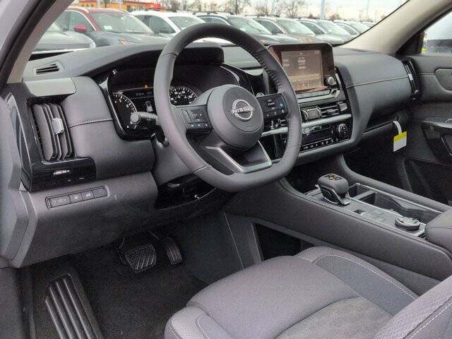 2025 Nissan Pathfinder SV