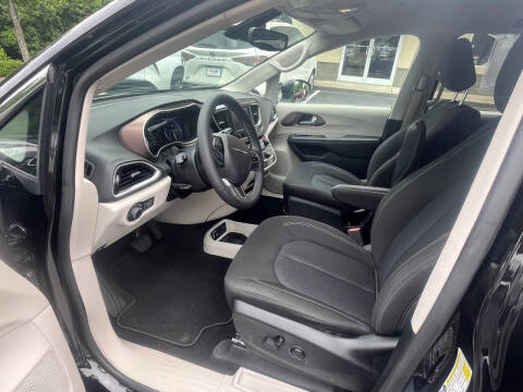 2024 Chrysler Voyager LX